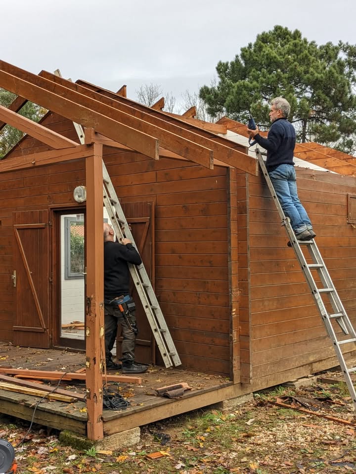 🔨 Et si vous veniez construire bien plus que des chalets ? 🏡❤️ Cet été,…